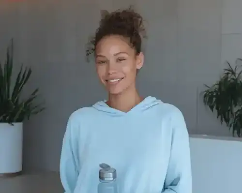 Stüdyo atmosferi — yoga sınıfında gülümseyen üye